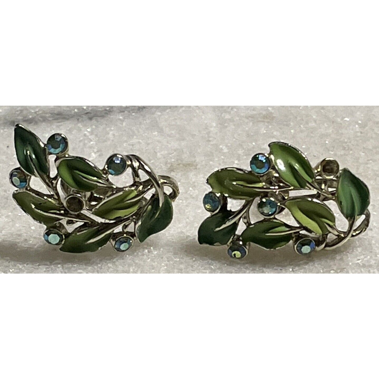 Vintage Green Molded Blue Rhinestone Screw Back Earrings Signed Star 20$